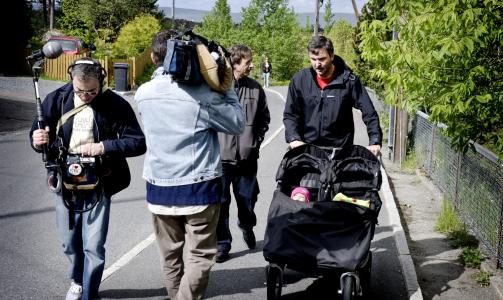 DR�MMELANDET NORGE: Det italienske TV-teamet dokumenterer hvordan det g�r for seg n�r Peter Wiederstr�m triller s�nnen Aksel (2) til barnehagen samtidig som han passer Dina (11 mnd). Norge er et dr�mmeland for b�de fedre, m�dre og barn, mener den italienske reporteren Riccardo Iacona (nr tre fra venstre). FOTO: �ISTEIN NORUM MONSEN
