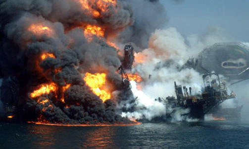 DRAMATIKK: Dramatiske bilder skaffet til veie av byrået Associated Press (AP), viser timene før Deepwater Horizon sank. Foto: AP/SCANPIX DRAMATIKK: Dramatiske bilder skaffet til veie av byrået Associated Press (AP), viser timene før Deepwater Horizon sank. Foto: AP/SCANPIX