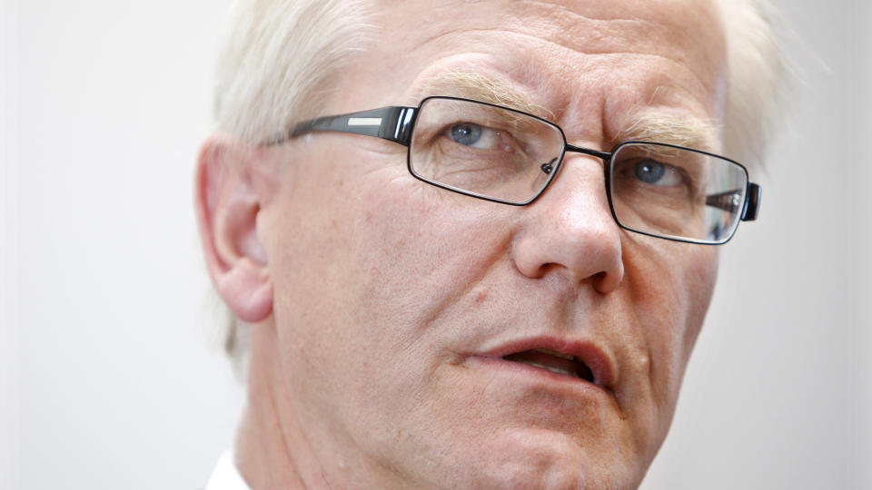 MEKLER P� OVERTID: Meglingsmann Geir Engebretsen jobber med partene p� overtid i Oslo kommune.
Foto H�kon Mosvold Larsen / SCANPIX .