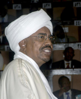 TILTALT: Omar Hassan al-Bashir ble i dag sverget inn som fortsatt president i Sudan etter det nylige valget. Samme dag som Amnesty International nevnte tiltalen mot ham for blant annet folkemord er et av lyspunktene i 2009. Foto: AP
