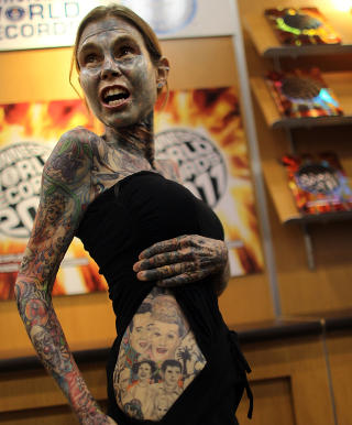 VISER SEG FRAM: Julia Gnuse skal n� i Guinness Rekordbok. Foto: Mario Tama/Getty Images/AFP