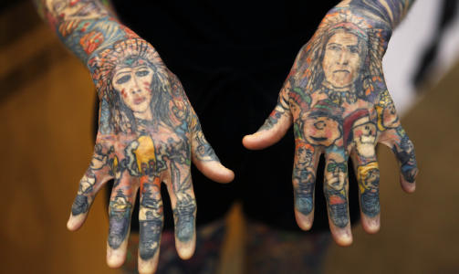 NEGLENE VAR LITT VERRE � TATOVERE: Dette er hendene til Julia Gnuse.  Foto: SETH WENIG/AP