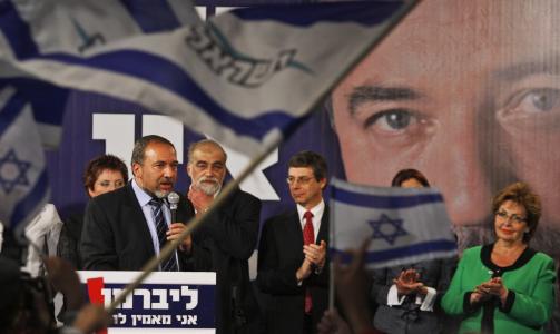  H�YRENASJONALISTISK:  Sovjetiskf�dte Avigdor Lieberman leder Yisrael Beitenu. Her leverer han en tale i partiets hovedkvarter i Jerusalem i februar i �r. Lieberman baserte sin valgkamp p� � nekte statsborgerskap til arabiske israelere som han anser som ulojale. Partiet er if�lge nylige meningsm�linger det tredje st�rste i Israel. Foto: Scanpix/ Dan Balilty