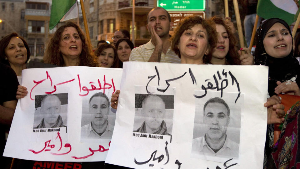  DEMONSTRERTE:  Janan Makhoul (andre fra venstre) og Inaam Said demonstrerte tidligere denne m�neden mot p�gripelsen og forvaringen av deres ektemenn. De to er israelsk-arabiske menneskerettighetsaktivister, mistenkt for � ha spionert for libanesisk Hizbollah. Foto: Scanpix/ Jack Guez