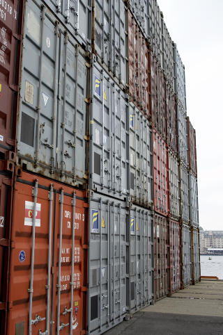 HOPER SEG OPP: Det kan bli trangt i containerhavna hvis kranf�rerne blir tatt ut streik. Foto: BERIT ROALD/SCANPIX