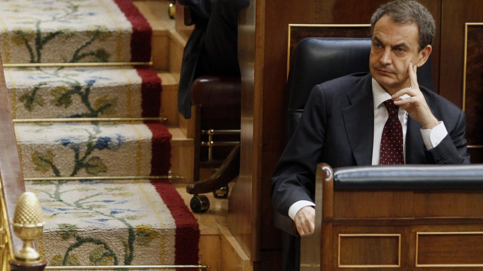 HODEPINE: Spanias statsminister Jos� Luis Rodr�guez Zapatero venter i spenning under dagens avstemning. Spanias �konomi er i sv�rt d�rlig befatning og gjennomf�rte i dag t�ffe kutt. Foto: Reuters