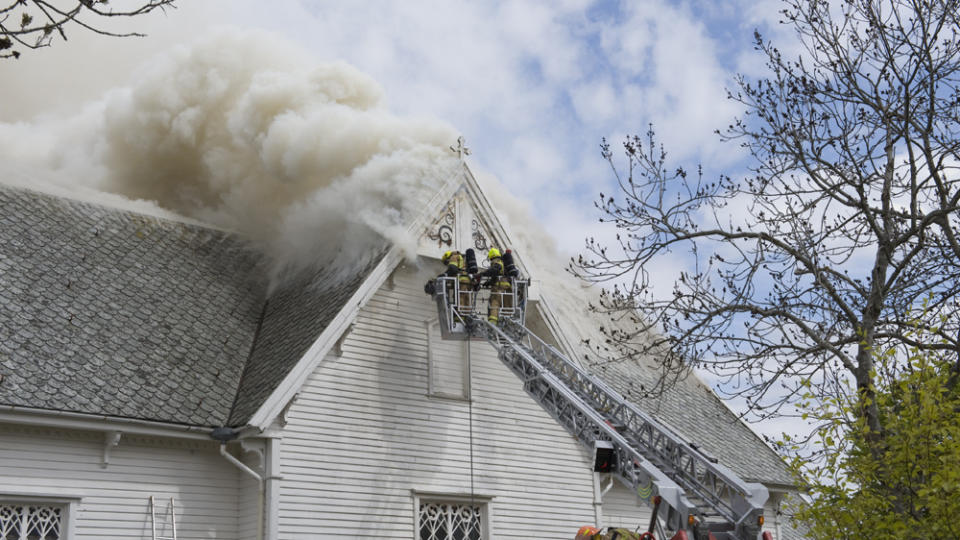 I BRANN: Brannmannskaper fors�ker � f� kontroll over brannen i Kopervik kirke p� Karm�y. Foto: Studio Eidesvik, Kopervik