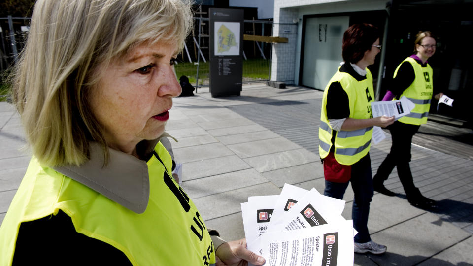  I STREIK:  Ved Ahus sykehus i Akershus er 128 av de ansatte tatt ut i streik. - Det er trist av vi m� streike, men n�dvendig mener streikevaktene med spesialsykepleier Eva Semb Holt i spissen.  Foto: �istein Norum Monsen/DAGBLADET.