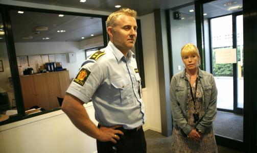 BESTO: Politioverbetjent Simen �stgaard bekrefter at den avd�de mannen besto de fysiske testene. Til h�yre kommunikasjonssjef Torill Gulbrandsen. Foto: Torbj�rn Gr�nning