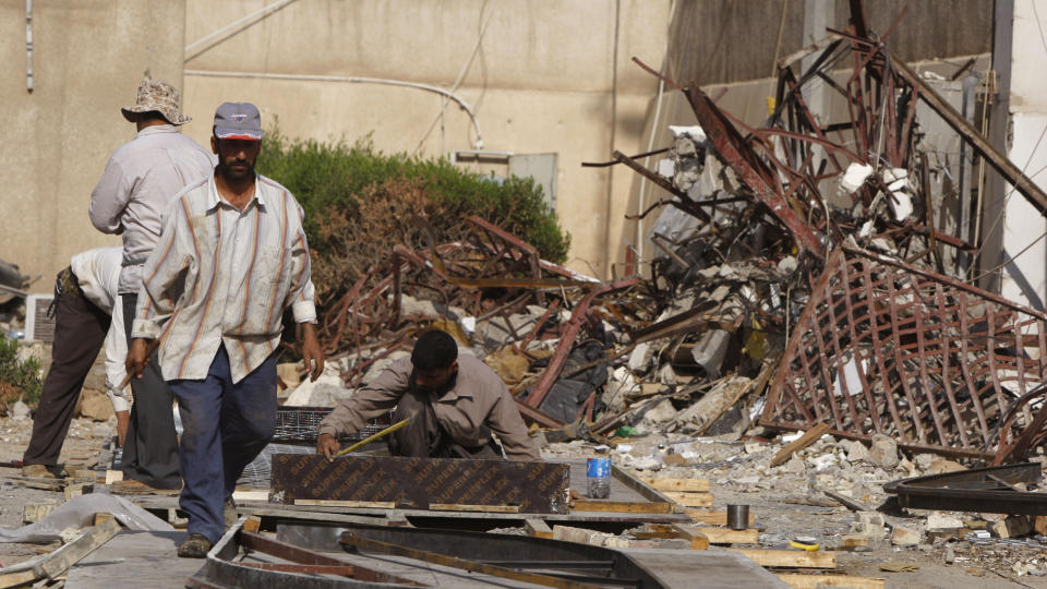 ST�RRE ANGREP: al-Qaida kommer til � fokusere p� st�rre og mer spektakul�re angrep i framtida, mener Iraks utenriksminister. Her er bilder fra angrepet p� utenriksdepartementet i fjor der 42 mennesker d�de. Foto: AFP
