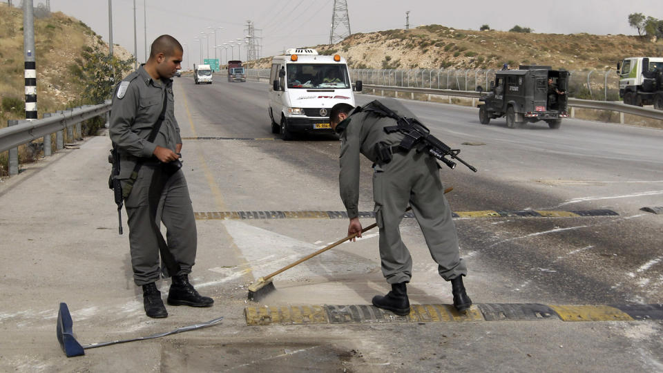 �PNES: Soldater fra IDF klargj�r Route 443 foran dagens �pning. Veien har v�rt stengt for palestinere siden 2002. Foto: Reuters