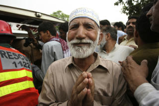  BLE ANGREPET:  En eldre Ahmadi-muslim ved mosk�en i Gari Shahu-nabolaget i Lahore i Pakistan. To mosk�er ble simultant angrepet i dag. Foto: Scanpix/Mohsin Raza