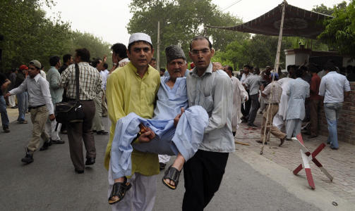 M�TTE FLYKTE:  Ahmadimuslimer i bydelen Model Town i Lahore, nord�st i Pakistan, m�tte i dag r�mme fredagsb�nnen. Foto: Scanpix/Saqib Rafiqe