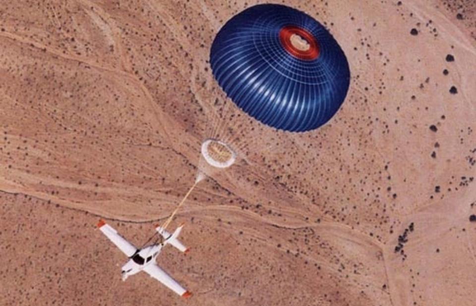 FALLSKJERM: Dette illustrasjonsbildet viser fallskjermen Cirrus SR20 er utstyrt med.