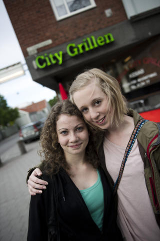 MENINGSL�ST: Venninnene Maria Allebeck (15) og Filippa Jonsson (15). Foto: H�kon Eikesdal