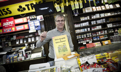 TRISTE KUNDER: Stemningen var tung b�de blant kioskkundene og hos innehaver Jan Johansson i g�r. Foto: H�kon Eikesdal