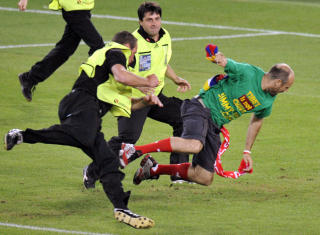 POLITISK: Jimmy Jump er en kjent stuntmann. Her fra da han stormet semifinalen i europamesterskapet mellom Tyskland og Tyrkia i 2008, da han hadde på seg ei t-skjorte med påskriften Tibet is not China. Foto: AFP PHOTO/JOHN MACDOUGALL/Scanpix POLITISK: Jimmy Jump er en kjent stuntmann. Her fra da han stormet semifinalen i europamesterskapet mellom Tyskland og Tyrkia i 2008, da han hadde på seg ei t-skjorte med påskriften Tibet is not China. Foto: AFP PHOTO/JOHN MACDOUGALL/Scanpix