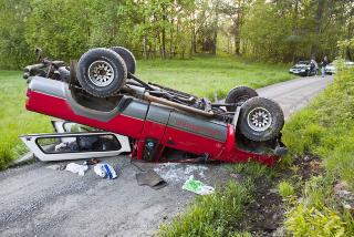 HAVNET P� TAKET: Bilferden til to unge biltjuver varte bare kort tid f�r de havnet p� taket i Skjelsvik i Porsgrunn. Foto: PER FL�THE