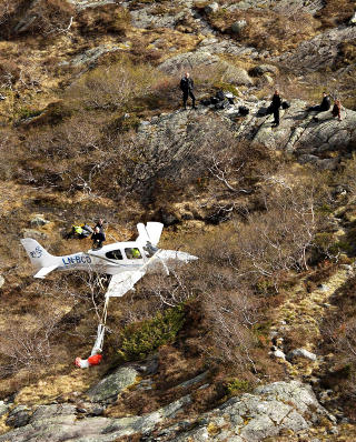 UNIKT SYSTEM: Samtlige Cirrus SR20-maskiner kommer med fallskjermsystemet installert på fabrikken. Bare søstermodellen SR22 kan vise til det samme. Foto: TOR ERIK SCHRØDER UNIKT SYSTEM: Samtlige Cirrus SR20-maskiner kommer med fallskjermsystemet installert på fabrikken. Bare søstermodellen SR22 kan vise til det samme. Foto: TOR ERIK SCHRØDER