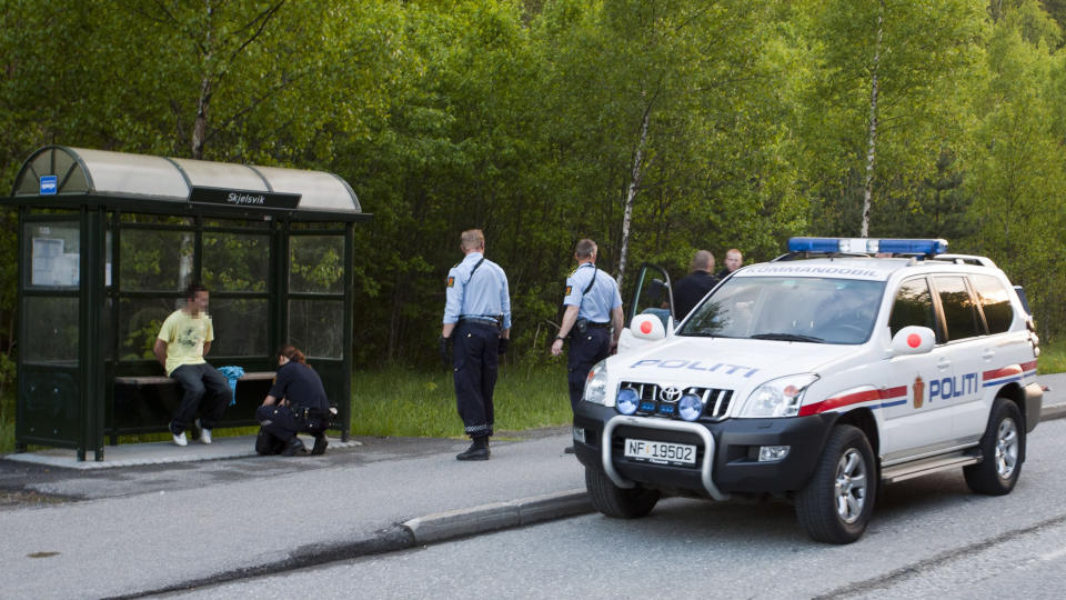 SKADET BILEIER: To unge biltjuver stjal en Toyota og skadet bileieren. Politiet fikk p�grepet dem ved bussholdeplass i Skjelsvik i Porsgrunn. Foto: PER FL�THE