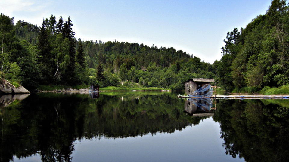 STENGER:  120 elver stenges for laksefiske. 
Foto: OLE C. H. THOMASSEN.