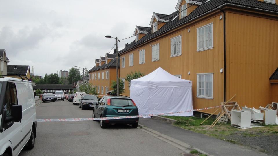 MISTENKELIG D�DSFALL: Den unge mannen som ble funnet d�d i Larvik s�ndag morgen er ikke formelt identifisert, men politiet har en formening om hvem han er. Politiet betegner d�dsfallet som mistenkelig. Foto: Dag Rune Larsen