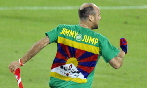 TIBET ER IKKE KINA: �Jimmy Jump� under et tidligere stunt under EM-kvartfinalen mellom Tyskland og Tyrkia i 2008 med en t-skjorte med slagordet Tibet er ikke Kina.  FOTO: AFP PHOTO / JOHN MACDOUGALL