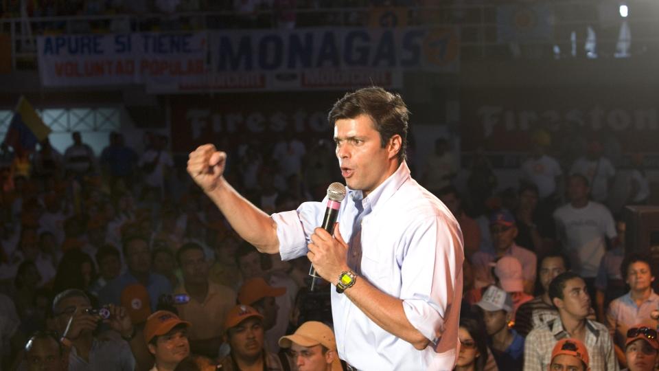KUPPMAKER TIL OSLO? Den venezuelanske politikeren Leopoldo Lopez, fetteren til Oslo Freedom Forums leder Thor Halvorssen, svarer p� anklagene om at han var involvert i et milit�rkupp mot Hugo Chavez i 2002. Lopez deltok b�de i �r og i fjor p� Oslo Freedom Forum.Foto: AP/Scanpix