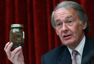 KRITIKER: Demokratenes kongressrepresentant Ed Markey mener BP kan ha l�yet om omfanget av utslippet, og kaller hele aff�ren for milj�kriminalitet.