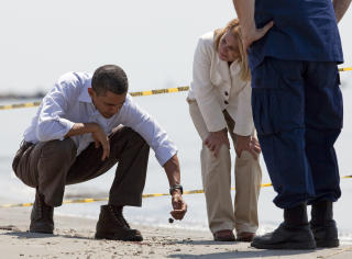 MED EGNE �YNE: Obama bes�kte i helga Lousiana for � se konsekvensene av oljeutslippet p� n�rt hold. Foto: Evan Vucci / AP