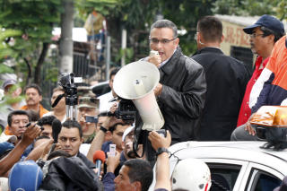 STENGER SKOLER: President Mauricio Funes t�r ikke la barna i El Salvador g� p� skolen i dag. Foto: REUTERS/Luis Galdamez/Scanpix