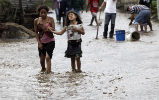 ALENE: To s�stre tar �deleggelsene i �yesyn i Amatitilan i Guatemala. Foto: REUTERS/Daniel LeClair/Scanpix