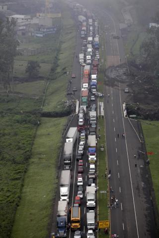 R�MMER: Dette bildet, tatt av presidentens egne folk, viser k�kaoset som herjer motorveiene ved  Palin, s�r for Guatemala by. Foto: AP/Guatemala's Presidency/Luis Echeverria/Scanpix