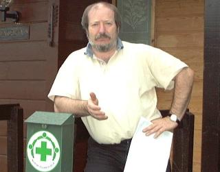 STILLE P� TELEFON: Erling Segelstad i Fellesorganisasjonen p� Hedmark venter spent p� livstegn fra kollega Randi Kj�s. Foto: NTB