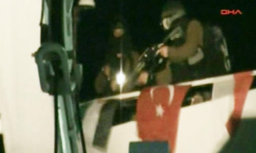 BORDET: Soldater gikk tidlig i morges om bord i lederskipet Mavi Marmara. Foto: APTN