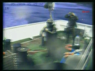BORDET: Soldater bordet skipet Mavi Marmara i morges. Foto: APTN