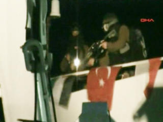 BORDET: Soldater bordet skipet Mavi Marmara i morges. Foto: APTN
