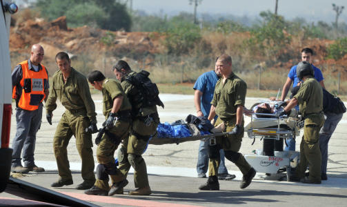 B�RES BORT: En israelsk soldat b�res bort etter at han ble skadet om bord et av de seks skipene som ble bordet i natt.  Foto: YOSSI ZELIGER/AFP