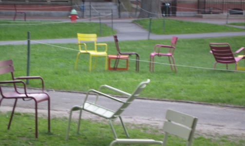 Avdelingen: De to venninnene som driver denne blogger mer om andre enn seg selv. De legger ut bilder av design og arkitektur som inspirerer dem, som her fra en reise til USA der de oppdaget fargerike Fermod-stoler p� plenen utenfor Harvard University