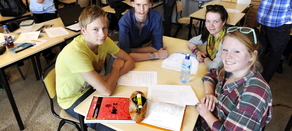 FIFTY-FIFTY: Marius Karlsen, Max Montgomery, Embla Glomstein og Kjersti N�ss ved Foss videreg�ende skole i Oslo er glade for at de g�r i en klasse med like mange gutter som jenter. 
Foto: Hans Arne Vedlog
