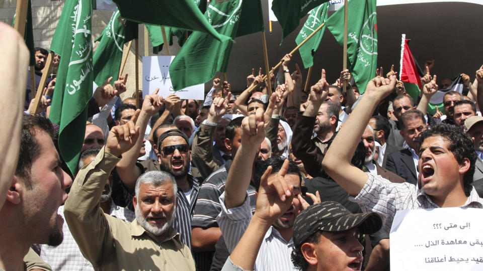 - TAPER: Demonstranter i Amman i Jordan roper ut slagord mot Israel i dag. Over store deler av verden er det annonsert demonstrasjoner mot Israels bording av hjelpefl�ten til Gaza. Israel taper propagandakrigen, mener lederen i Med Israel for fred. Foto: Reuters