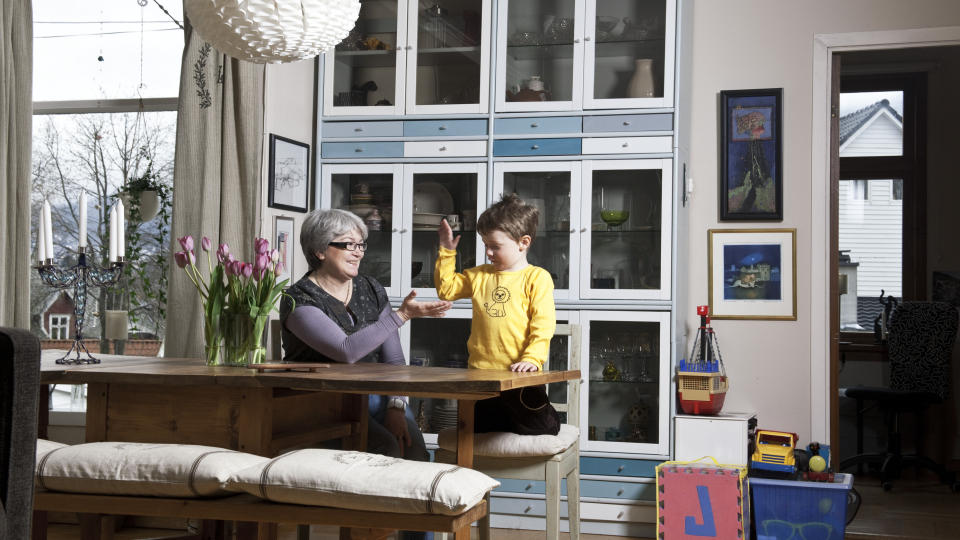 Mormorhjem: Marius l�per mellom etasjene i generasjonsboligen, og er alltid velkommen nede hos mormor i f�rste etasjen. Hun har det han trenger. Foto: Helge Hansen