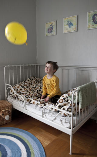 Barnerom: Marius stortrives p� gutterommet. Ikke vanskelig � se at mamma er hekta p� retrostil.