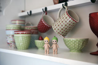 Som man selger: Reder man. Thea har dilla p� greengate-porselen, og sm� underfundige figurer.