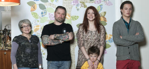 Familietreet: Hele familien samlet foran retrotapetet til Inke Heilnad, som Thea ble s� hektet p� at hun selger det i butikken sin. Fra venstre mormor Torill Lindseth, Arild Gertz, Thea Eikrem Lindseth, Marius (4) og Mads (16).
