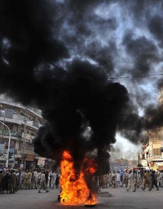 BRANT DEKK: En rekke land ford�mmer angrepet og det er blitt arrangert protester mot Israel flere steder. Dette er fra Pakistan. Foto: AFP PHOTO/A MAJEED/SCANPIX