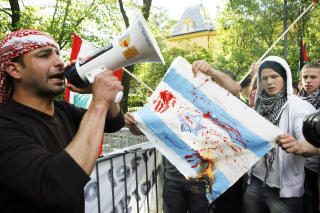 DEMONSTRASJON I OSLO: Norske demonstranter viste Israel-avsky utenfor den israelske ambassaden i ettermiddag. Foto: TORBJ�RN GR�NNING.