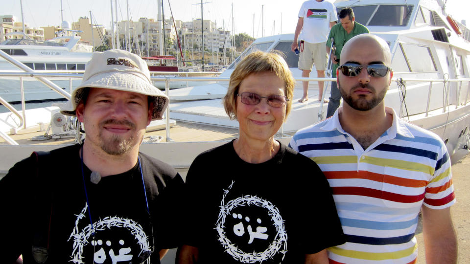 USKADD:
Espen Goffeng, Randi Kj�s og Nidal Hejazi fotografert p� Kypros f�r ombordstigning p� et av skipene som natt til mandag ble bordet av den israelske marinen. Det var lenge usikkert hvordan det hadde g�tt med dem etter at israelske styrker i g�r bordet skipet de var p� der minst 19 personer ble drept. N� bekrefter UD at de er uskadd.
Foto: Freegaza / Scanpix