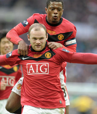 PEKES UT: Wayne Rooney eller Patrice Evra har ikke sjarmert alle fotballfans i Norge. Foto: AFP//CARL DE SOUZA