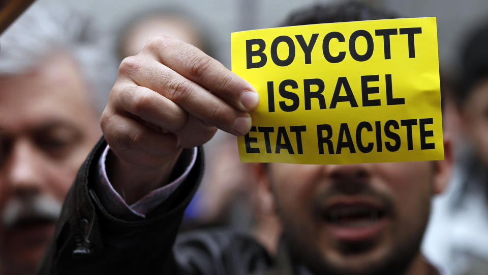 KREVER BOIKOTT: I mange land tas det n� til orde for boikott av Israel. Dette er en demonstrant i Brussel, avbildet p� mandag. Foto: REUTERS/Francois Lenoir
